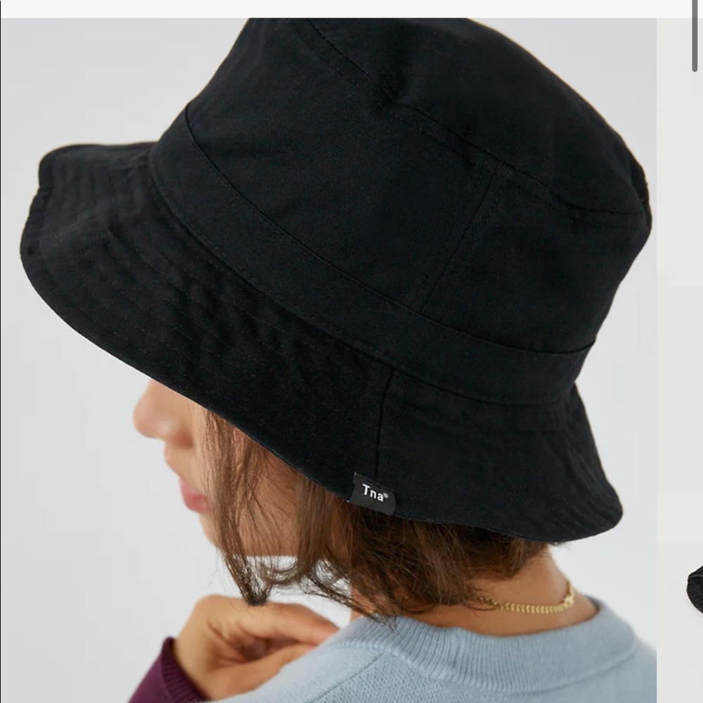 Aritzia TNA bucket hat